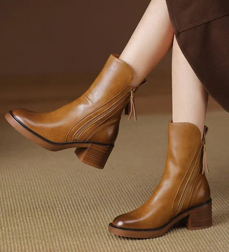 Saulė – Čierne kožené čižmy s pohodlným podpätkom, elegantné a nadčasové.