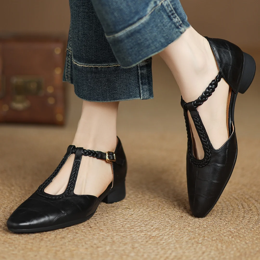 Małgorzata – Klasyczne skórzane buty T-strap z plecionym detalem