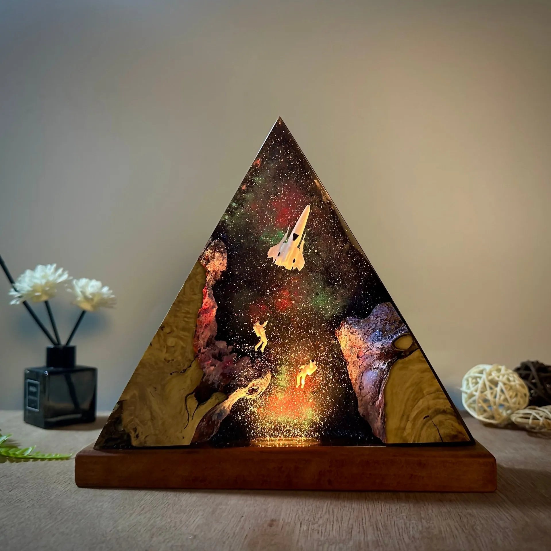 Lunar Exploration Organism Resin Table Light Creactive Art Decoration Lamp Spaceship Astronauts Theme Night Light USB Charge